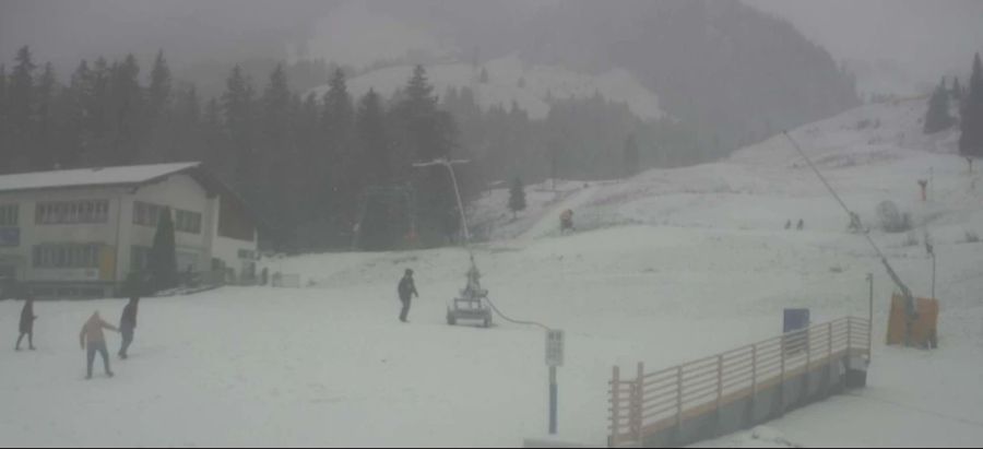 Die Talstation des Skigebiets Schwarzsee (1046 m ü. M.) in den Freiburger Voralpen ist über Nacht ebenfalls weiss geworden. Die Lifte sind jedoch noch nicht in Betrieb.