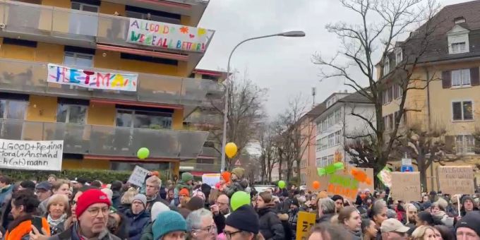 Anwohner und Solidarisierende protestieren gegen die Massenkündigung. Sugus-Häuser Zürich