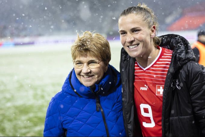 Nati-Spielerin Ana Maria Crnogorčević posiert mit Sportministerin Viola Amherd, am 1. Dezember 2023 nach dem Sieg der Nationalmannschaft gegen Schweden. Ana Maria Crnogorčević Viola Amherd