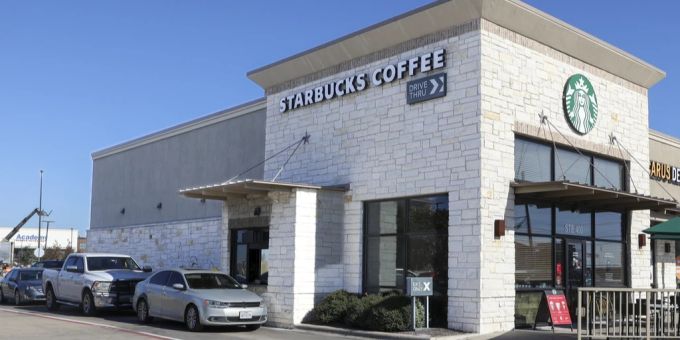 Im Drive-Through zog sich ein Mann wegen eines verschütteten Starbucks-Getränks Verbrennungen zu – und zog vor Gericht. Starbucks