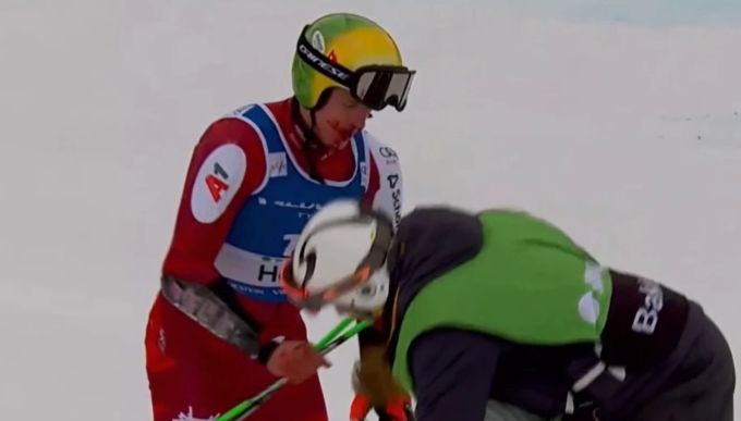 Raphael Haaser blutet nach seinem Sturz im Gesicht. Raphael Haaser