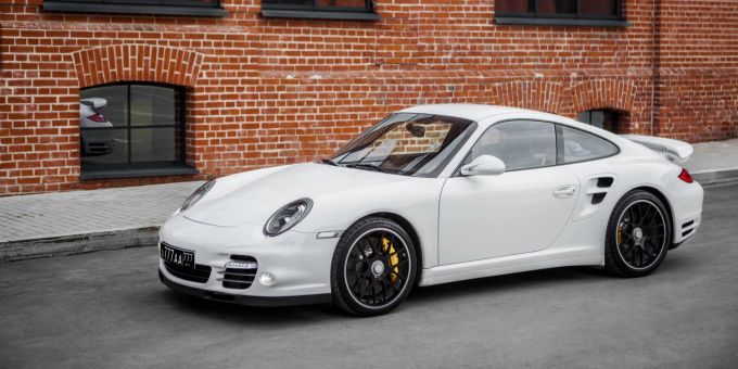 Der Fahrer eines Porsche liess seinen Motor aufheulen – und wurde gebüsst. (Symbolbild) Porsche-Fahrer 19 Motor aufheulen