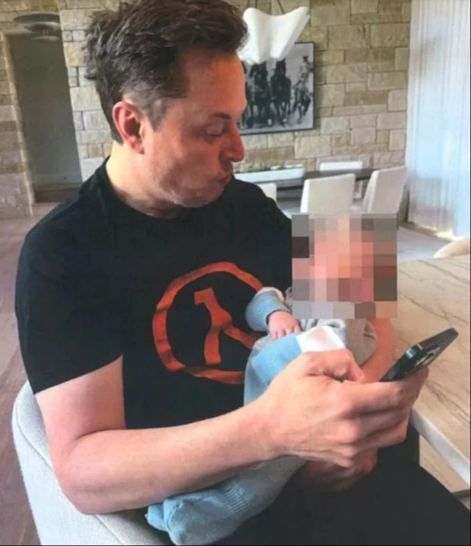 Auf diesem Foto soll Elon Musk sein 13. Kind im Arm halten. Elon Musk