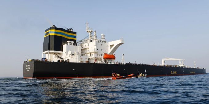 Fast die Hälfte der Steuereinnahmen Russlands kommen aus dem Öl- und Gassektor. Hier: Aktivisten der Umweltorganisation Greenpeace demonstrieren im April 2024 in der Ostsee vor einem Schiff. Schattenflotte