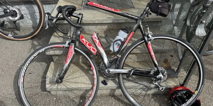 Der Zweiradlenker wurde verletzt ins Spital gebracht. Zweiradlenker