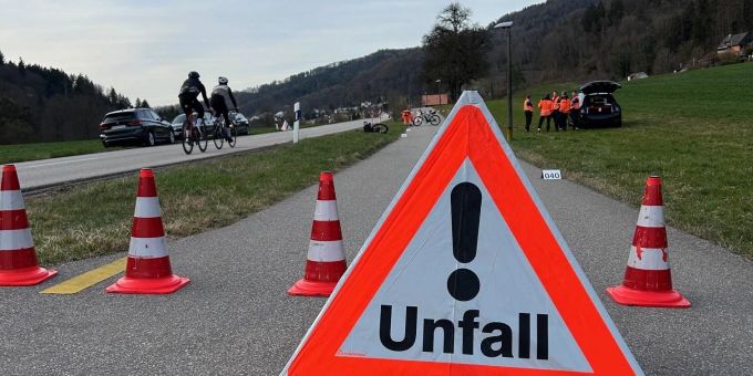 Stallikon ZH - Zwei verletzte Velofahrer nach Frontalkollision