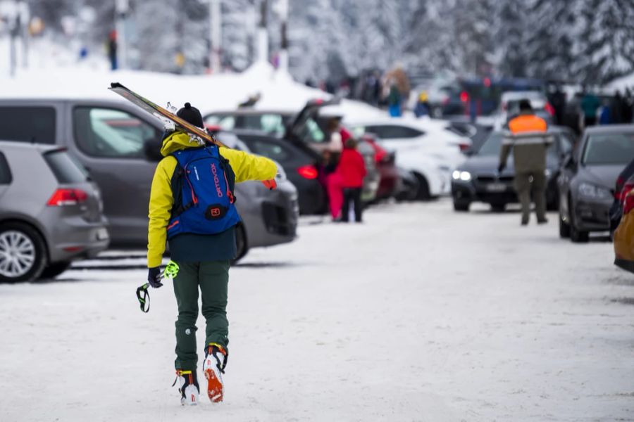 Auch auf dem Parkplatz der Skigebiete sind die Langfinger aktiv. (Symbolbild)