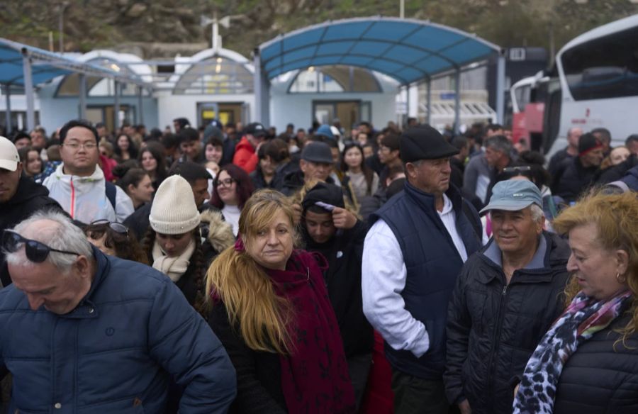 Menschen warten darauf, Santorini per Fähre verlassen zu können.