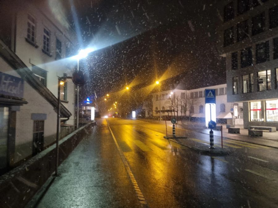 Anfangs bleibt der Schnee jedoch nicht wirklich liegen. Im Bild: Liebefeld BE kurz nach 6 Uhr.