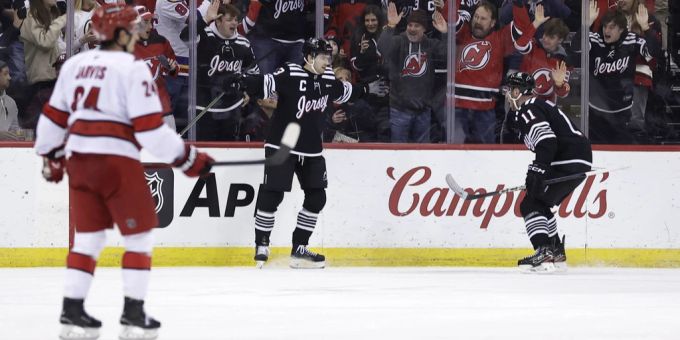 Nico Hischier feiert seinen Treffer in der NHL. NHL