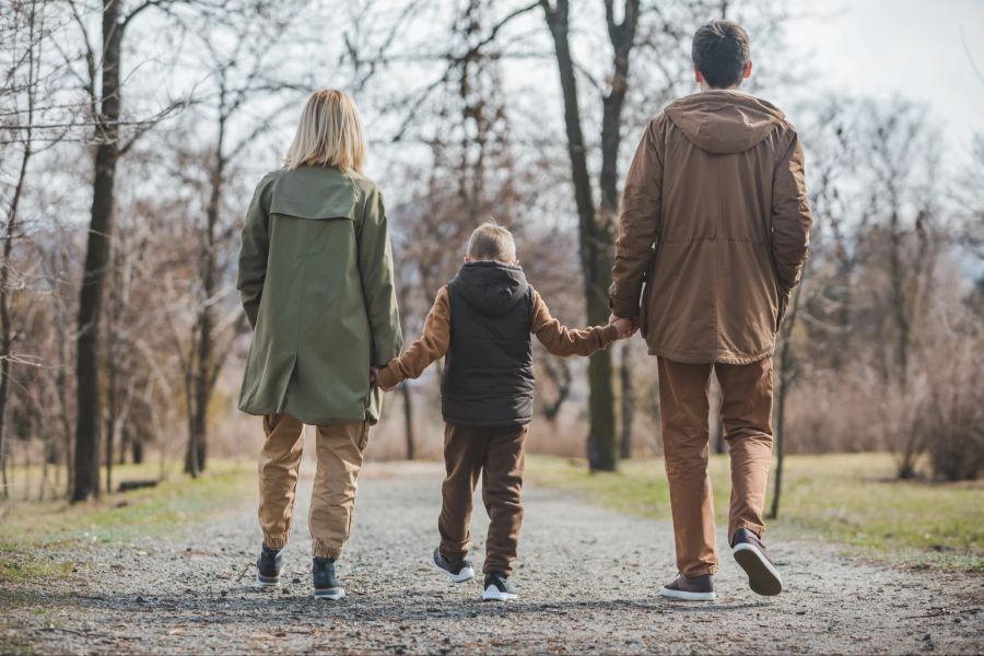 Eltern und Kind beim Spaziergang