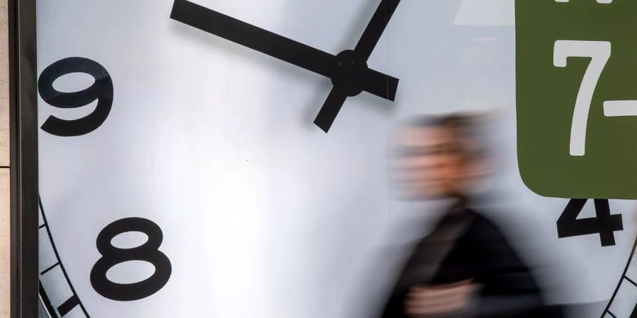 Die Zeit kann rennen - oder sich ziehen. (Symbolbild)