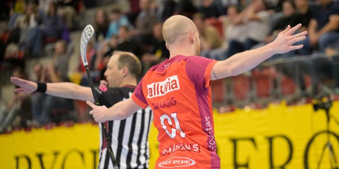 Jan Zaugg (Nummer 61 Floorball Köniz Bern) bejubelt sein 4:5. Floorball Köniz Bern