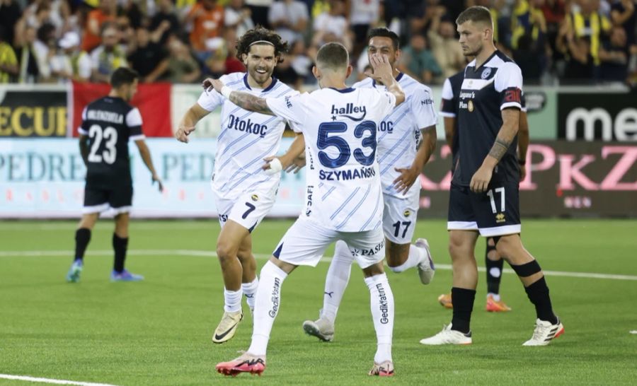 Ferdi Kadioglu (l.) erzielt das vierte Tor für Fenerbahce.