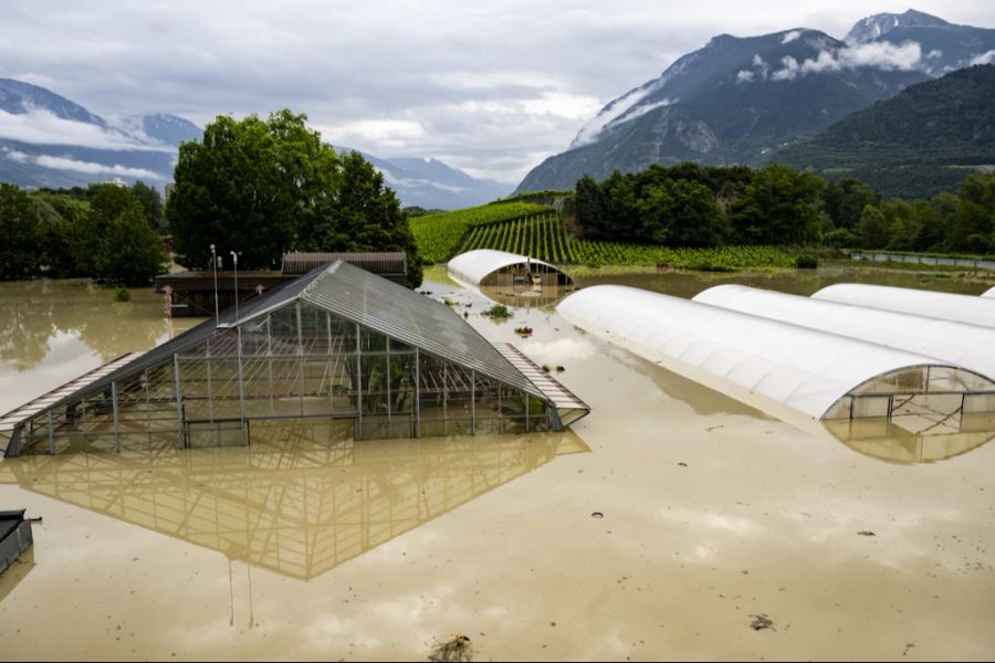 Durch die schweren Unwetter in Siders VS können rund hundert evakuierte Mieter nie mehr in ihre Wohnungen zurückkehren.