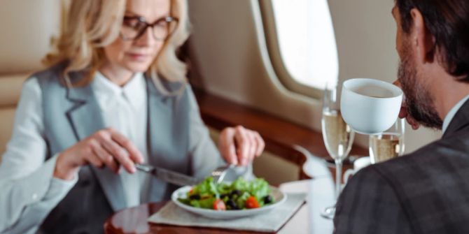 Pärchen Geschäftspartner Essen Flug Salatteller