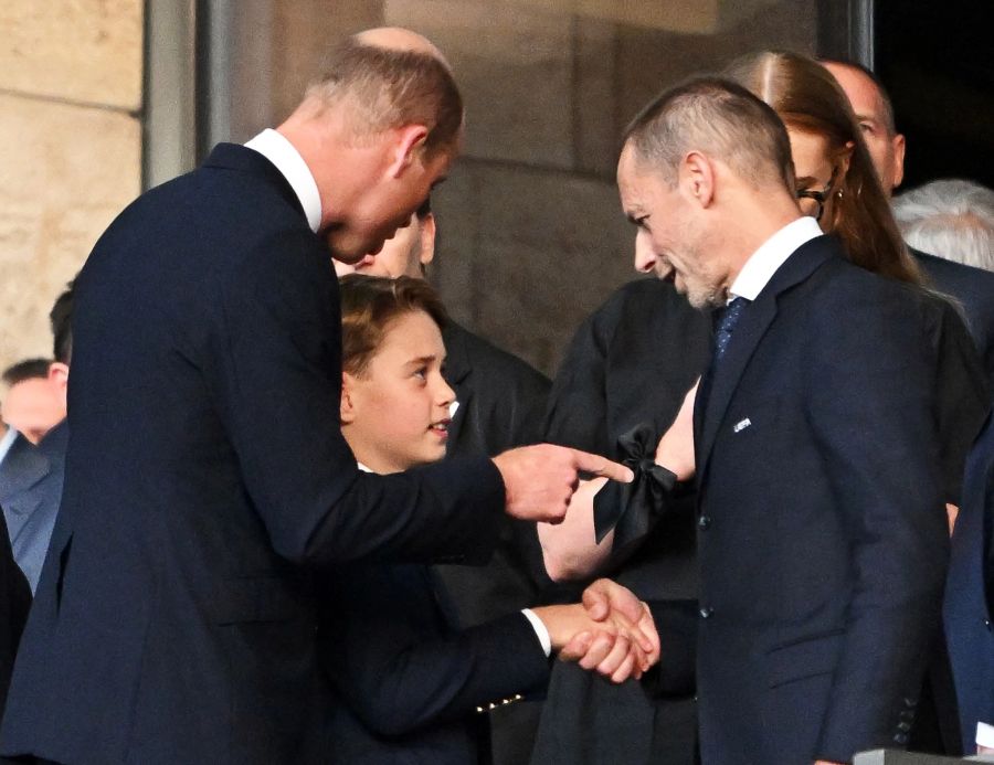 Prinz William stellt seinem Sohn Prinz George den UEFA-Chef Aleksander Ceferin vor.