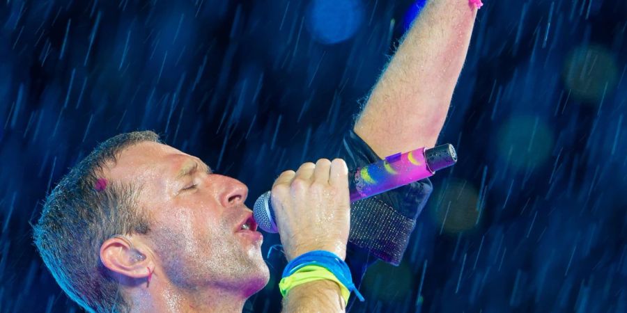 Coldplay-Sänger Chris Martin trotzt dem Regen.