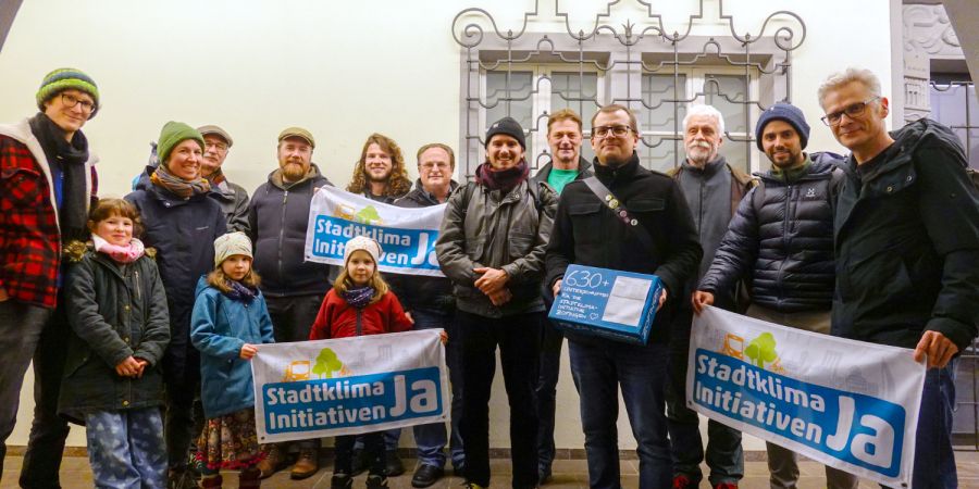 Das Initativekomitee übergab im Dezember 2025 die Unterschriften der Stadt