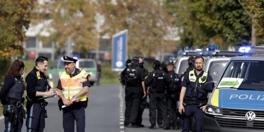 dpatopbilder - Einsatzkräfte der Polziei versperren die Zufahrt zum Albrecht-Dürer-Airport. Der Nürnberger Flughafen ist wegen eines Polizeieinsatzes gegen Mittag für den Flugverkeh...