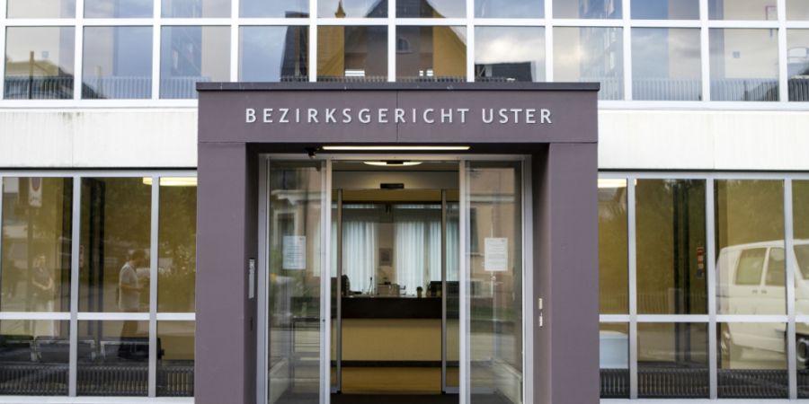 Ein 21-jähriger Franzose wird sich unter anderem wegen Raubs vor dem Bezirksgericht Uster verantworten müssen. Er soll einer Frau in Dübendorf gewaltsam ein Auto geraubt haben. (Symb...