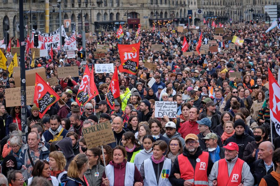 In zahlreichen europäischen Ländern gehen junge Erwachsene auf die Strassen.