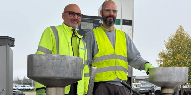 Die beiden Eichmeister Uwe Kurle (l.) und Martin Osterwalder zeigten an einer Medieninformation als praktisches Beispiel die Eichung einer Tanksäule.