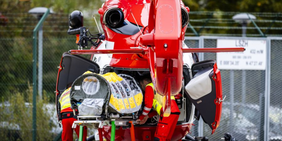Eine Person in einer Isolationskammer wurde in Zürich in einen Helikopter umgeladen.