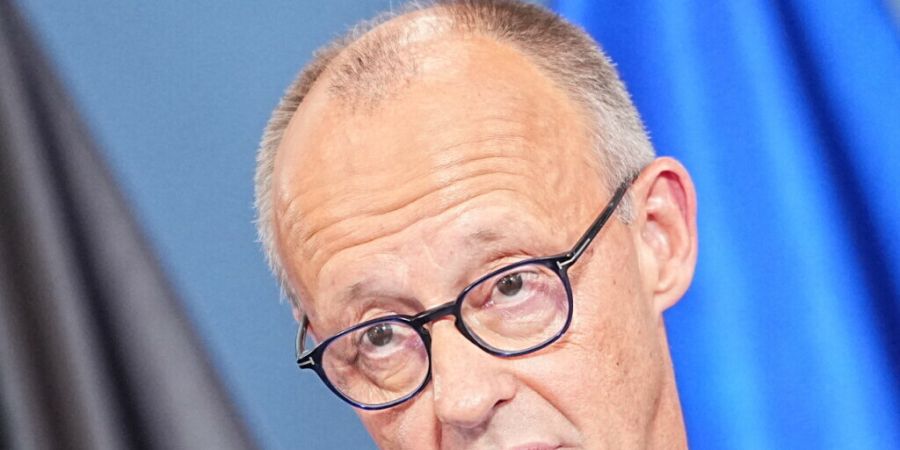Bundeskanzler Friedrich Merz (CDU) spricht nach den Wahlen im Konrad-Adenauer-Haus in Berlin. Foto: Michael Kappeler/dpa