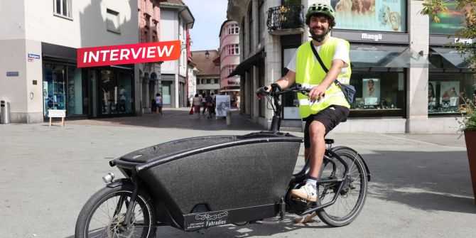 Lukas Lütolf (24) mit dem Cargo-Velo seiner WG nach der Velo-Demo auf der Kirchgasse in Olten. - David Annaheim