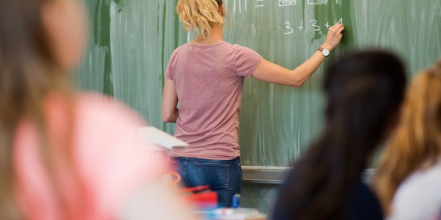 Der Aargauer Regierungsrat prüft nun, ob gewisse Lehrpersonen ohne ein von der kantonalen Konferenz der Erziehungsdirektoren anerkanntes Diplom eine verkürzte Ausbildung machen könne...
