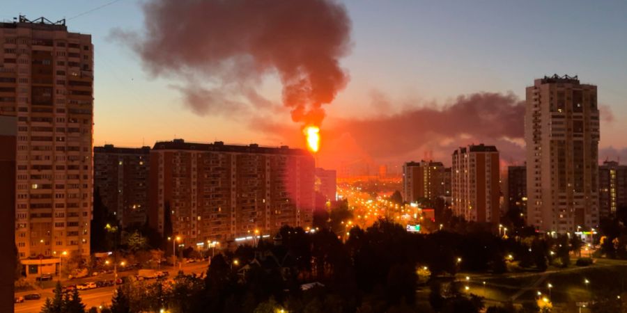 dpatopbilder - Nach einem ukrainischen Drohnenangriff sind Flammen und Rauch zu sehen, die aus der Moskauer Ölraffinerie im Südosten der Stadt aufsteigen. Foto: Uncredited/UGC/AP/dpa