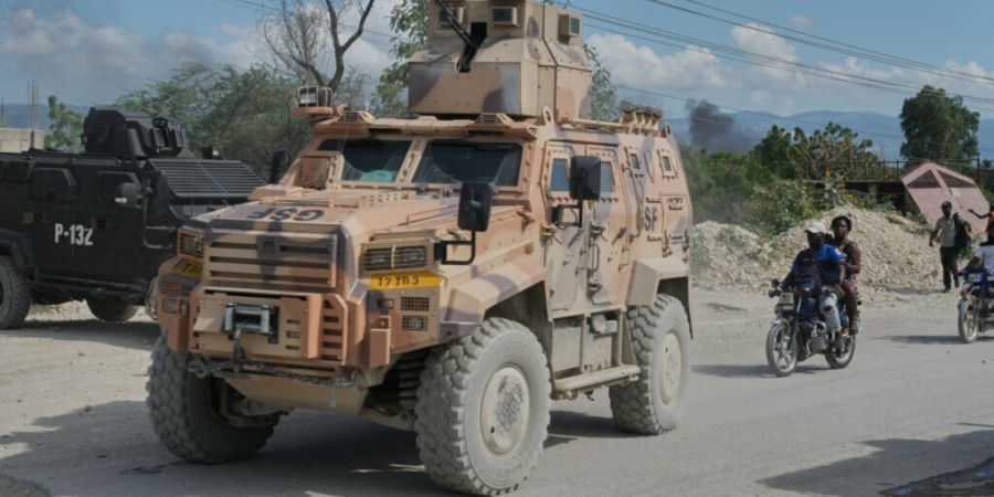 ARCHIV - Gepanzerte Polizeifahrzeuge der «Gang Suppression Force» (GSF) patrouillieren im Stadtteil Tabarre von Port-au-Prince. Foto: Odelyn Joseph/AP/dpa