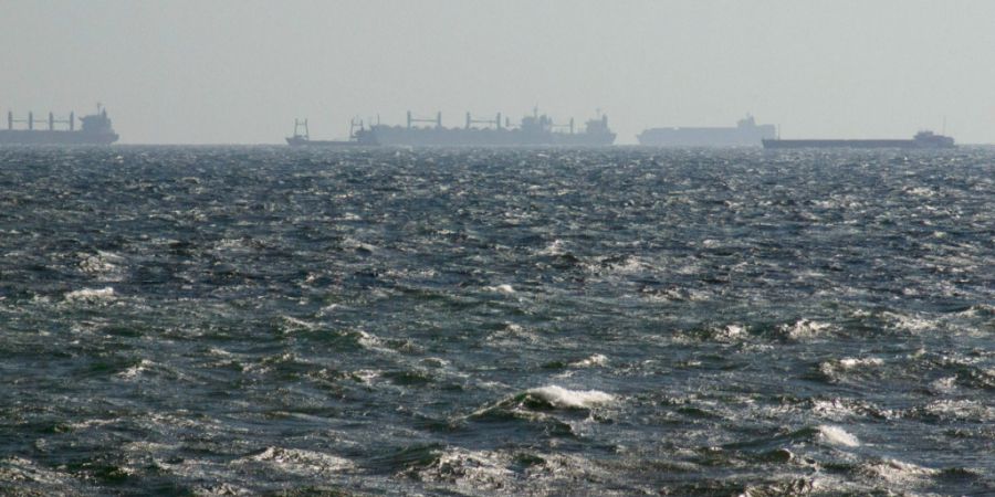 ARCHIV - Schiffe am Horizont warten auf Einlass in den Hafen Constanta. Wegen des russischen Angriffskriegs gegen die Ukraine wird der Transport des weltweit benötigten Weizens über u...