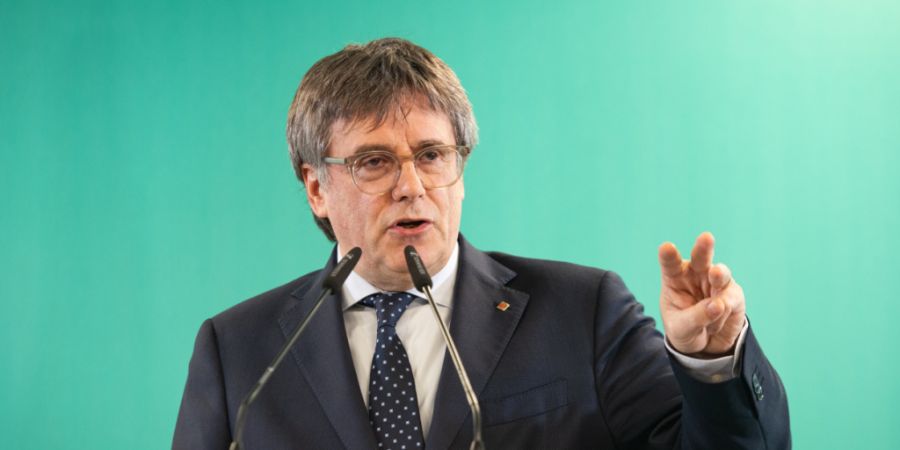 ARCHIV - Der Präsident der Partei Junts, Carles Puigdemont, spricht während einer Pressekonferenz im Raum Les 5 Éléments in Perpignan. Foto: Glòria Sánchez/EUROPA PRESS/dpa