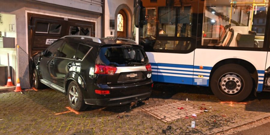 In Altstätten SG ist am Samstagnachmittag ein Linienbus in zwei Autos und ein Gebäude geprallt. Verletzt wurde bei dem Unfall niemand.