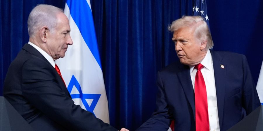 ARCHIV - US-Präsident Donald Trump (r) schüttelt dem israelischen Ministerpräsidenten Benjamin Netanjahu die Hand. Foto: Alex Brandon/AP/dpa/Archivbild