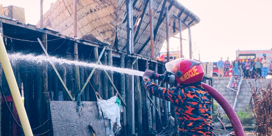 Ein Feuerwehrmann versucht, das Feuer in einem Strandresort in Bangladesch zu löschen. Foto: Shamimul Islam Faisal/AP/dpa