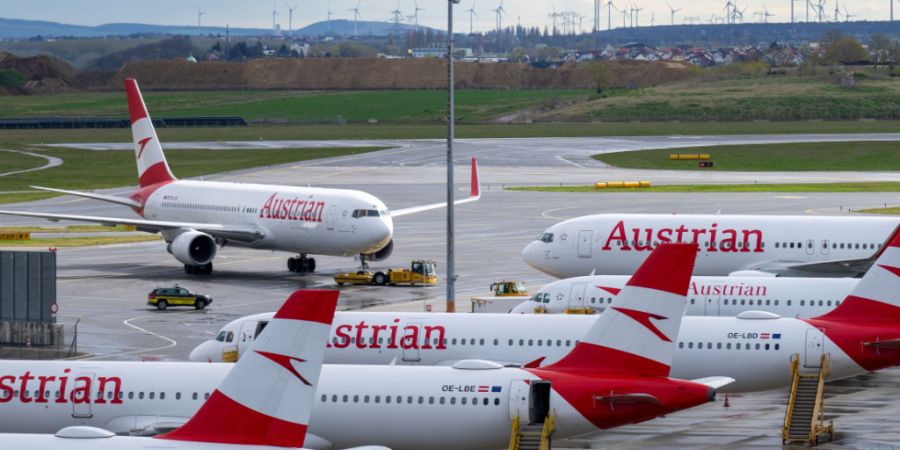 ARCHIV - Geparkte Flugzeuge der Austrian Airlines (AUA) am Flughafen Wien-Schwechat. Foto: Georg Hochmuth/APA/dpa