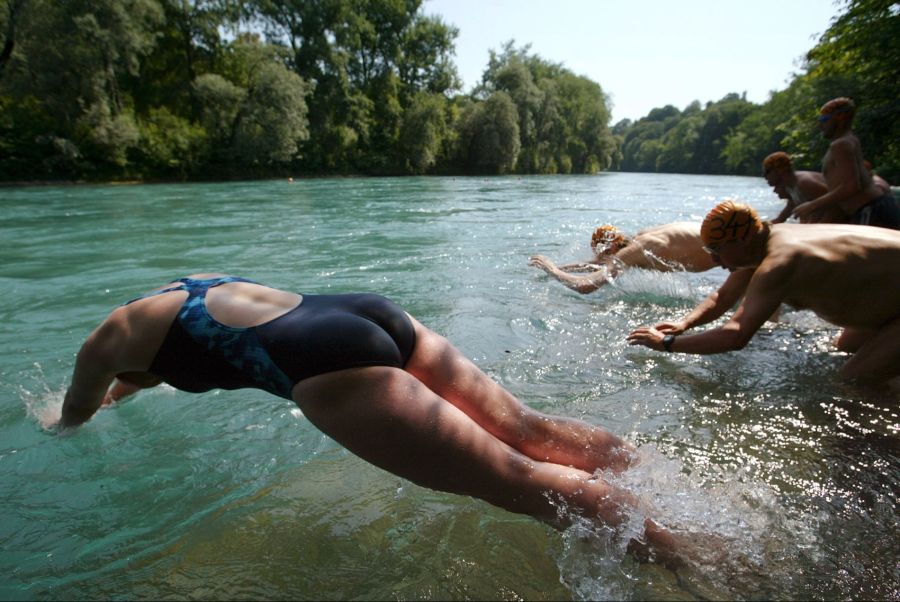 Wer baden will, aber keine offene Badi in der Nähe hat, kann sich auch im Fluss abkühlen. Die Aare ist noch immer um 19 Grad warm.