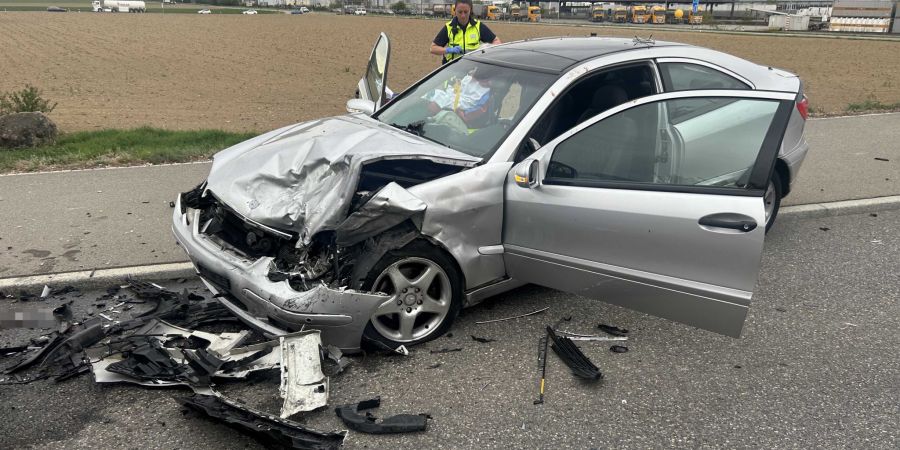 Während der Bergungs- und Aufräumarbeiten blieb die Strasse rund zwei Stunden gesperrt.