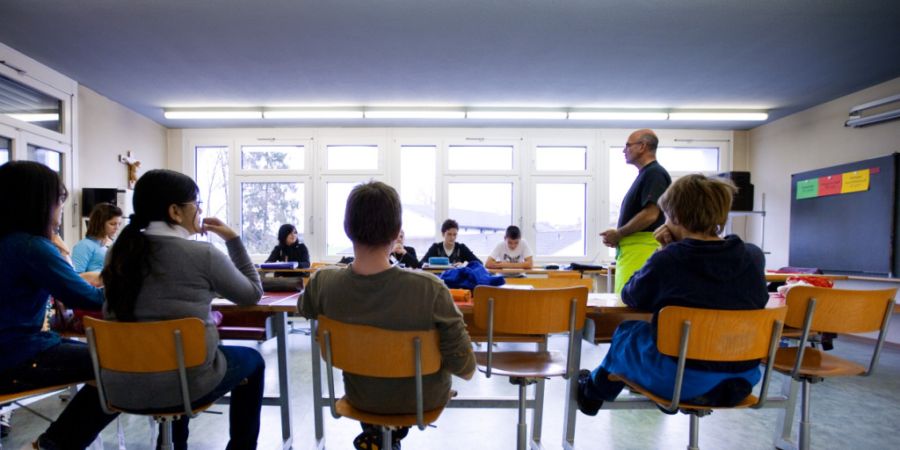 Die Rückmeldung aus der Vernehmlassung zum revidierten Volksschulgesetz waren laut Kanton mehrheitlich positiv. Im Bild eine Schulklasse im Hauswirtschaftsunterricht im Schulhaus am We...