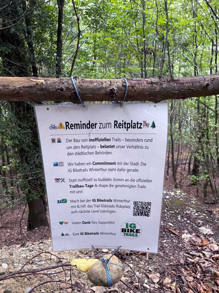 Ein Hinweis der IG Bike Trails mahnt die Biker, sich an die Regeln zu halten.