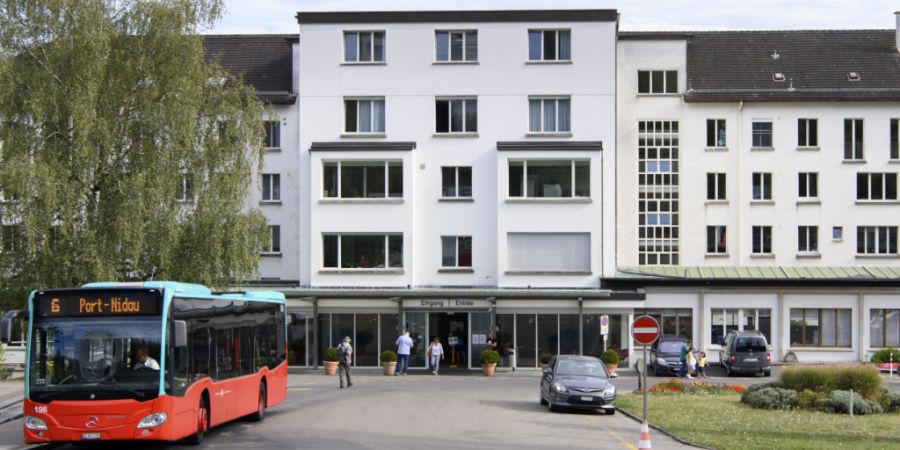 Das langsam in die Jahre kommende Bieler Spitalzentrum will in einen Neubau nach Brügg ziehen. Nun ist eine politische Kontroverse entbrannt. (Archivbild)