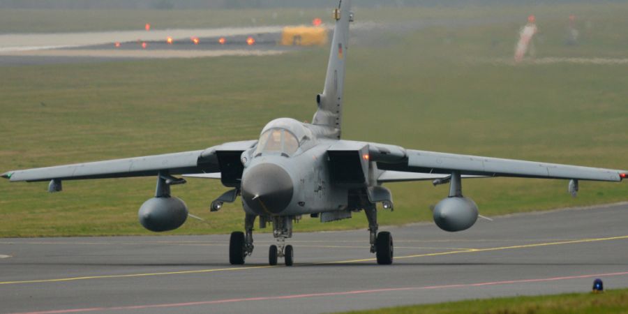 ARCHIV - Ein Bundeswehr-Flugzeug vom Typ Tornado rollt auf der Startbahn des Fliegerhorsts Büchel in der Eifel. Foto: Harald Tittel/dpa