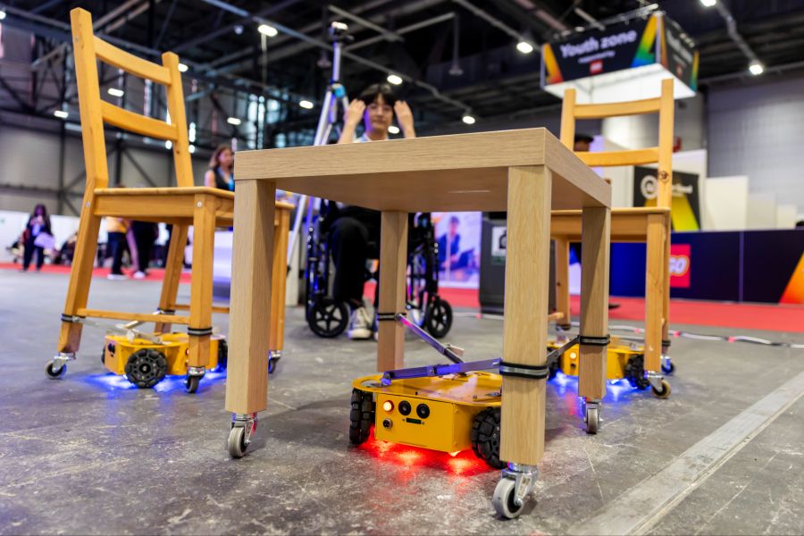 Am «AI for Global Summit» in Genf wurden Roboter als Zügelhilfe vorgestellt.