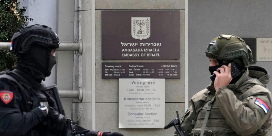 Serbische Gendarmen bewachen die israelische Botschaft in Belgrad. Foto: Darko Vojinovic/AP/dpa