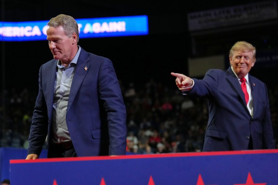 Senator Jon Husted (links) stellt sich in Ohio zur Wiederwahl. Präsident Trump lobt seinen Hintern, seine Hände «wie Krallen» und seinen markanten Unterkiefer.