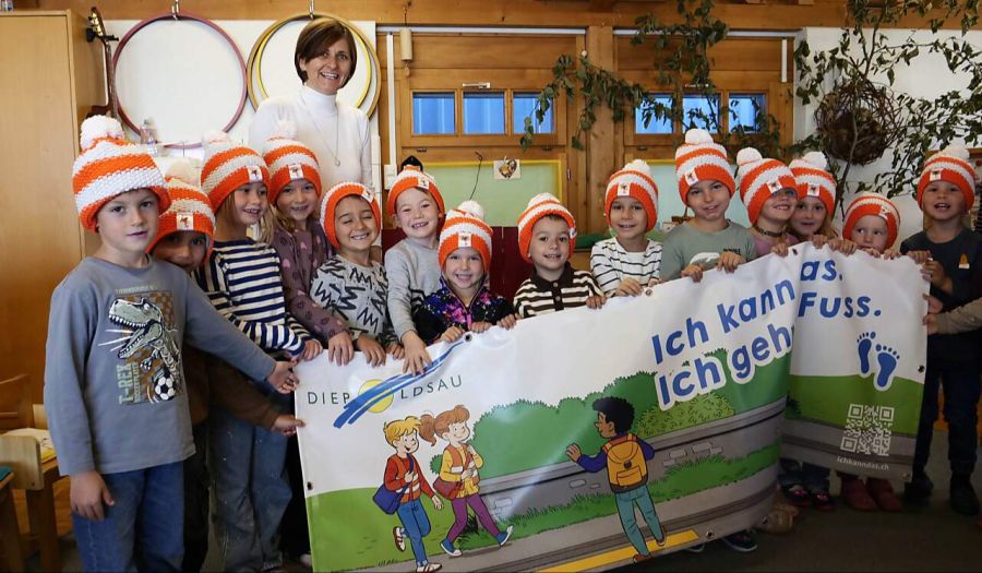 In Diepoldsau SG hat die Schule diese Woche den Kindergartenkindern reflektierende Mützen verteilt.