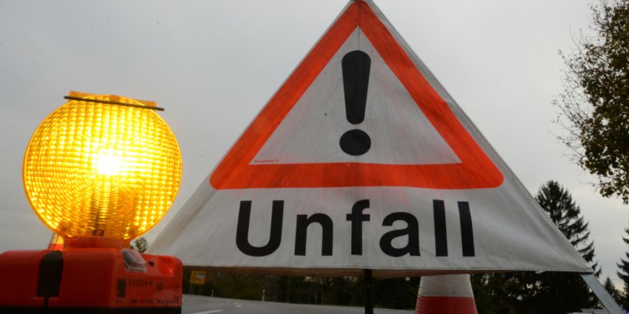 Ein Autounfall im Berner Oberland forderte fünf verletzte Personen. (Symbolbild)